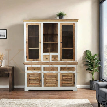 Ce vaisselier bois blanc est composé de 5 tiroirs, 3 portes en bois de manguier et 2 portes vitrées avec étagères et espaces de rangements. Afin de donner un style unique à ce vaisselier, vous retrouverez des portes en bois naturel style persienne. Longueurs disponibles: 160, 180 et 200 cm
Largueur: 45 cm
Hauteur totale: 220 cm.
Kukuu, spécialiste en mobilier d'intérieur de caractère.